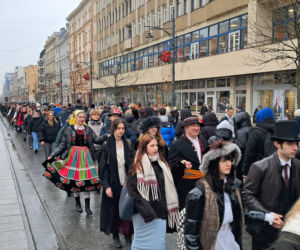 Polonez dla Łodzi. Taneczny korowód maturzystów przeszedł ulicą Piotrkowską