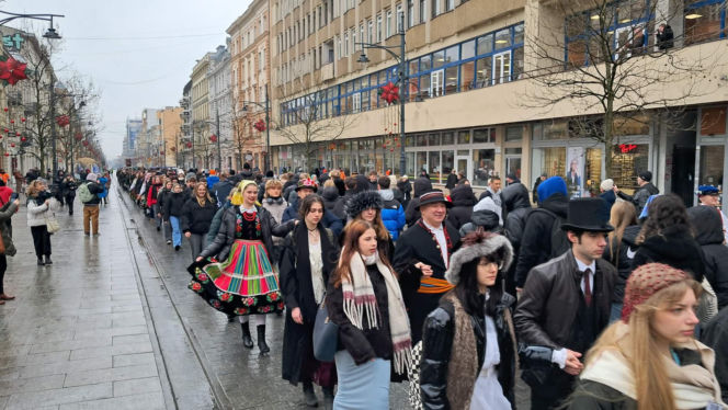 Polonez dla Łodzi. Taneczny korowód maturzystów przeszedł ulicą Piotrkowską