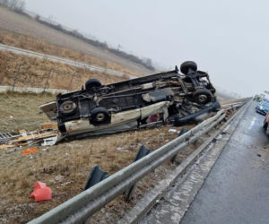 Koszmarny wypadek na S5! Dostawczak dachował, są ranni 