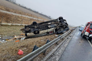 Koszmarny wypadek na S5. Dostawczak dachował, są poszkodowani