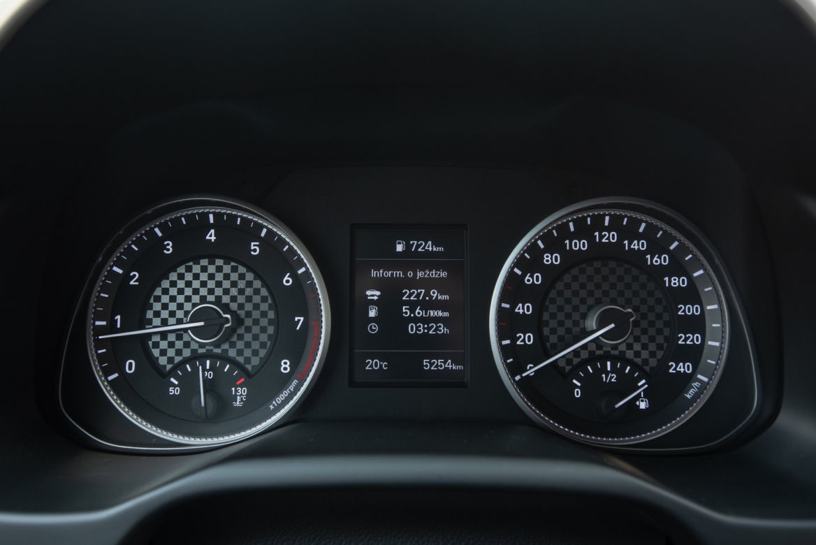 Toyota Corolla Sedan 1.8 Hybrid 122 KM e-CVT vs Hyundai Elantra Style 1.6 MPI 6MT