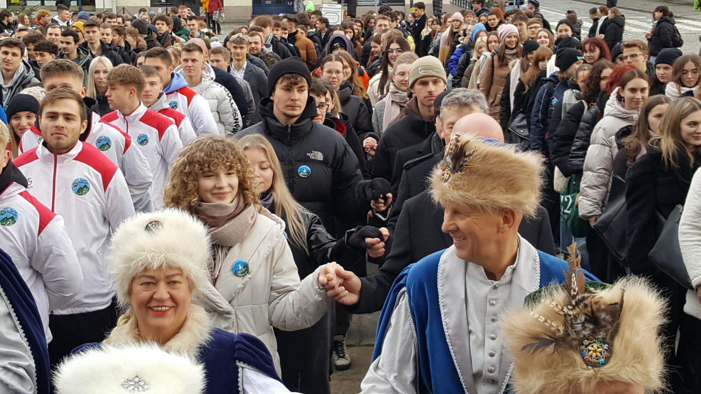 Maturzyści z Nowego Sącza zatańczyli poloneza na Ryku 