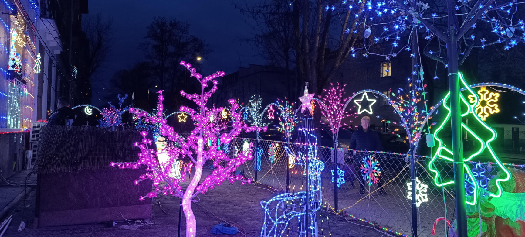 Świateczna iluminacja na jednej z posesji na Starych Bielanach 2024