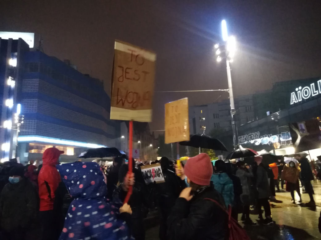 Wojedzówki strajk kobiet w Katowicach. Gigantyczne tłumy na rynku. "To jest WOJNA" [ZDJĘCIA]