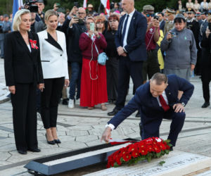 Prezydent RP Karol Nawrocki i pierwsza dama Marta Nawrocka podczas polowej mszy świętej na Polskim Cmentarzu Wojennym pod Monte Cassino