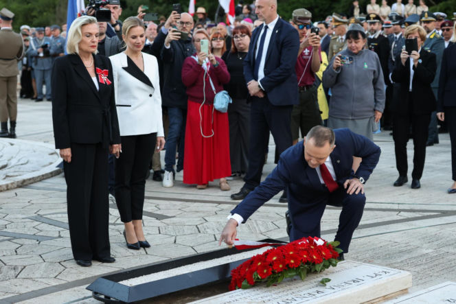 Prezydent RP Karol Nawrocki i pierwsza dama Marta Nawrocka podczas polowej mszy świętej na Polskim Cmentarzu Wojennym pod Monte Cassino