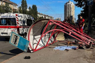 Pędził autem po buspasie, wjechał w przystanek autobusowy! Dwie kobiety nie żyją, są ranni 