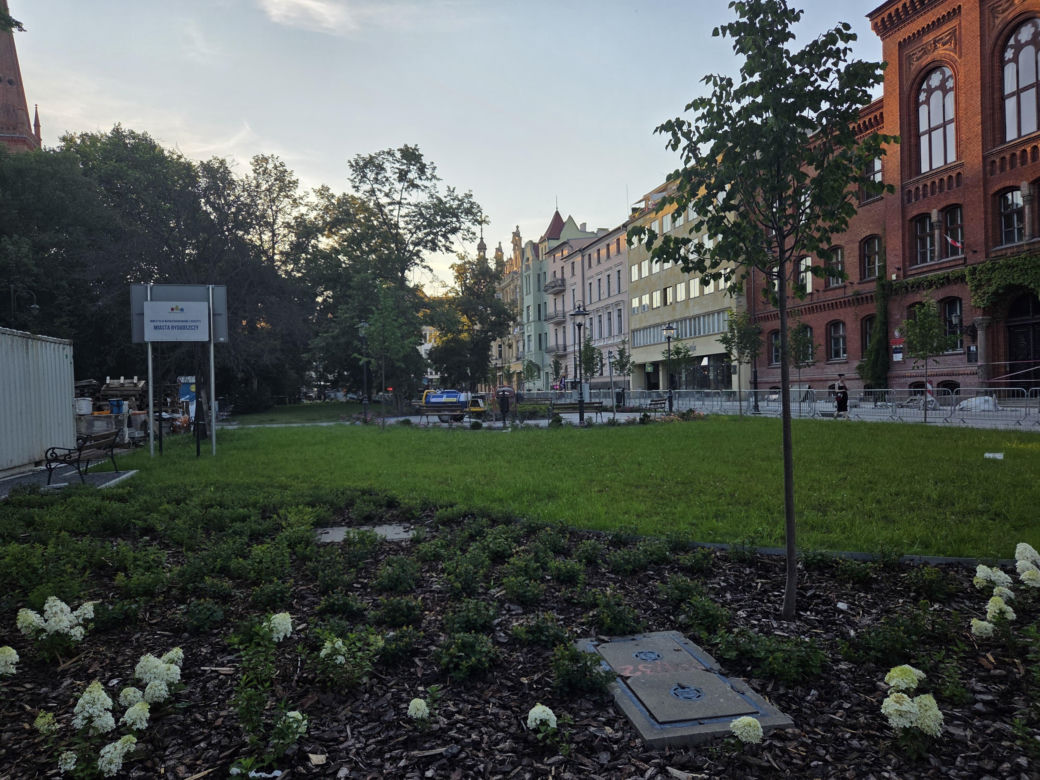 Plac Wolności w Bydgoszczy już bez pomnika, ale z nową rzeźbą. Sprawdzamy, kiedy koniec prac