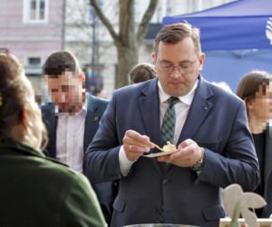 Minister rolnictwa Stefan Krajewski na jarmarku wielkanocnym