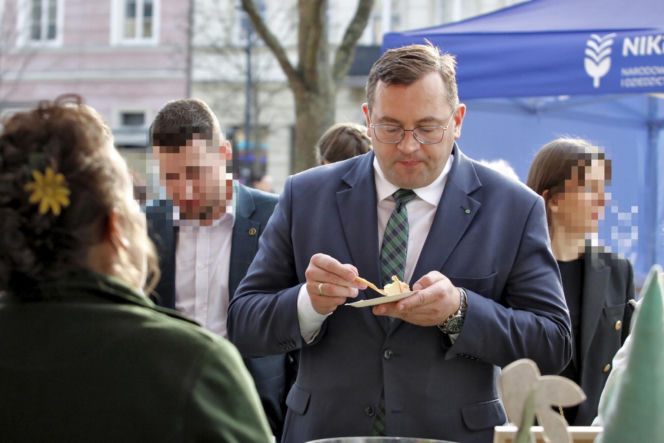 Minister rolnictwa Stefan Krajewski na jarmarku wielkanocnym