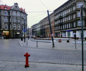Przechylony słup na placu Zamenhofa