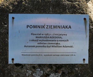 Pomnik Ziemniaka w wielkanocnej odsłonie