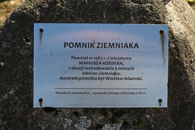 Pomnik Ziemniaka w wielkanocnej odsłonie