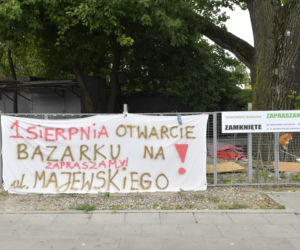 Burzą bazar na Banacha).