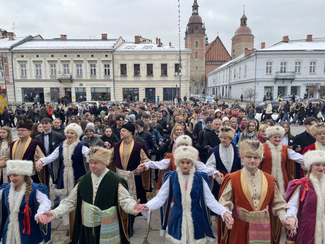Maturzyści zatańczyli na Rynku poloneza