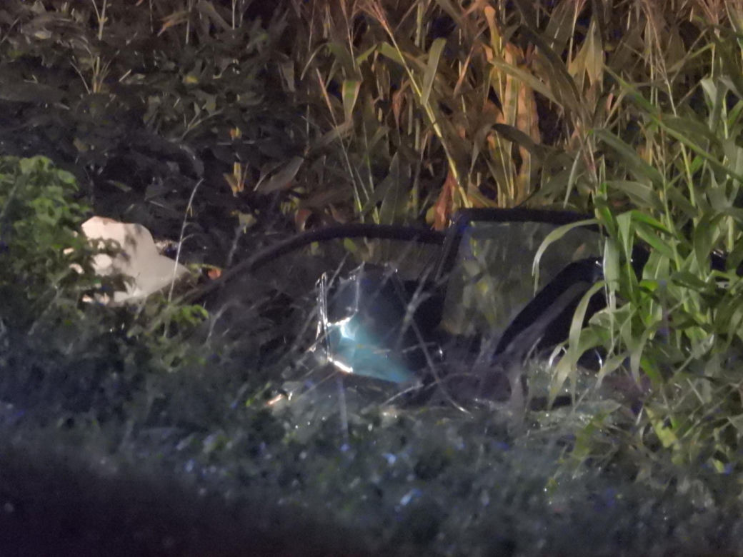 Roztrzaskał się mercedesem na drzewie. Nie miał żadnych szans