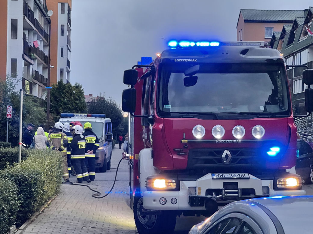 Znalazł w swojej piwnicy ogromny pocisk. Wyniósł go przed blok 