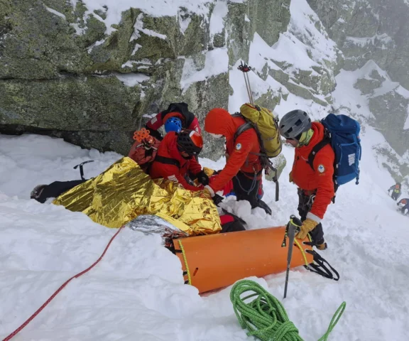 Dramat w Tatrach! Chciał zjechać na desce z Rysów, doszło do wypadku