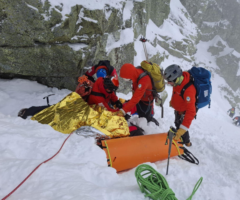 Dramat na Rysach! Chciał zjechać na desce, doszło do wypadku