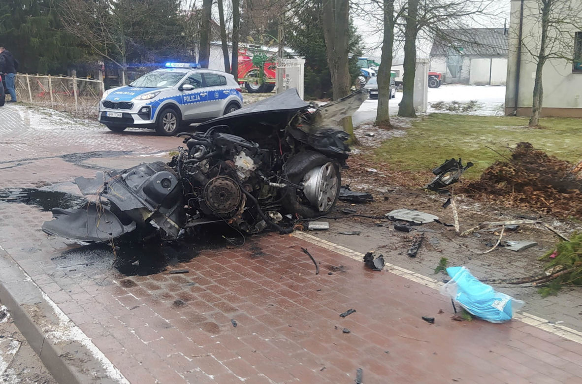 Drogowa makabra pod Siedlcami. Bmw walnęło w drzewo, auto rozpadło się na pół