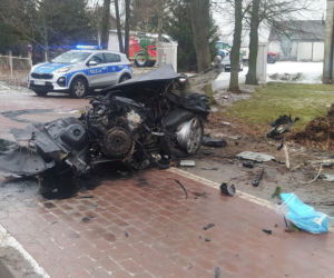 Drogowa makabra pod Siedlcami. Bmw walnęło w drzewo, auto rozpadło się na pół