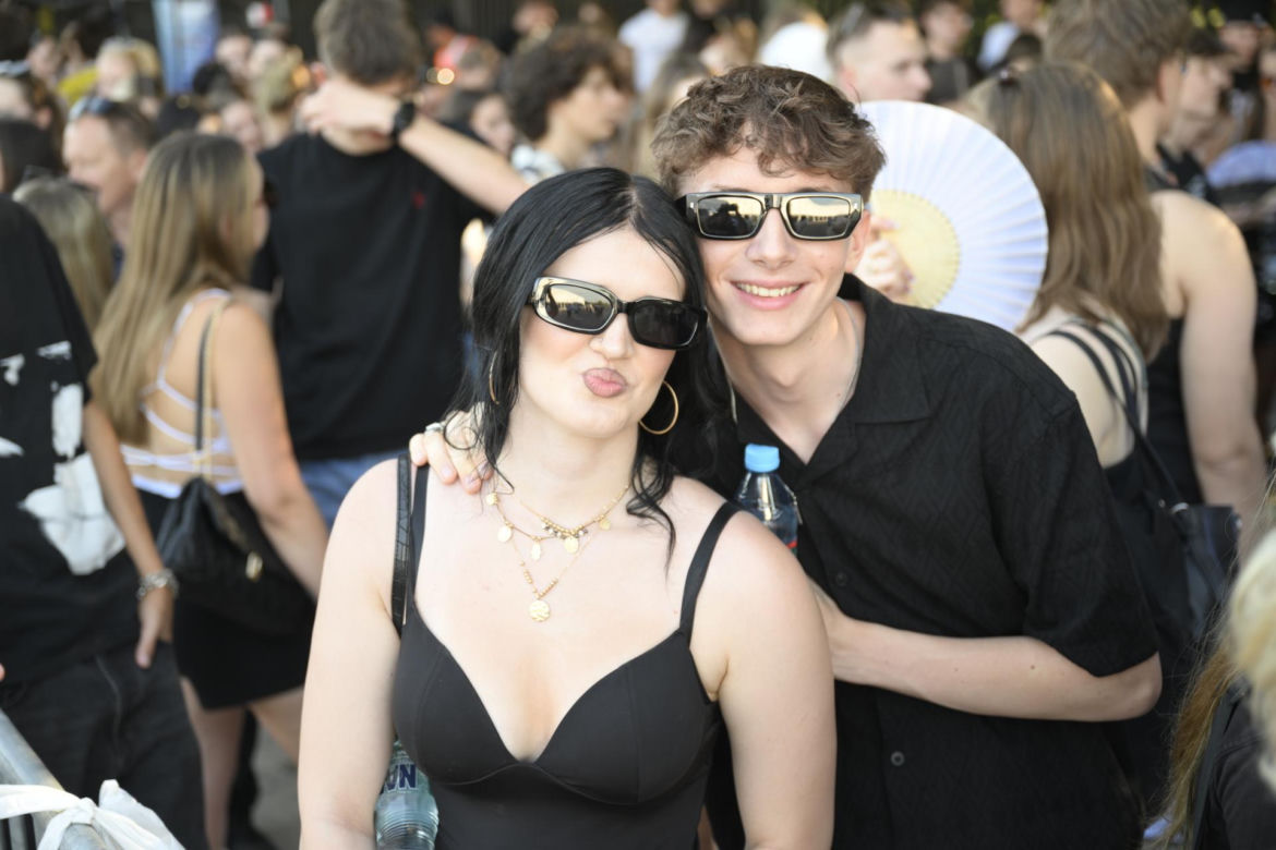 Fani w upale czekają na koncert The Weeknd. Tłumy w Warszawie