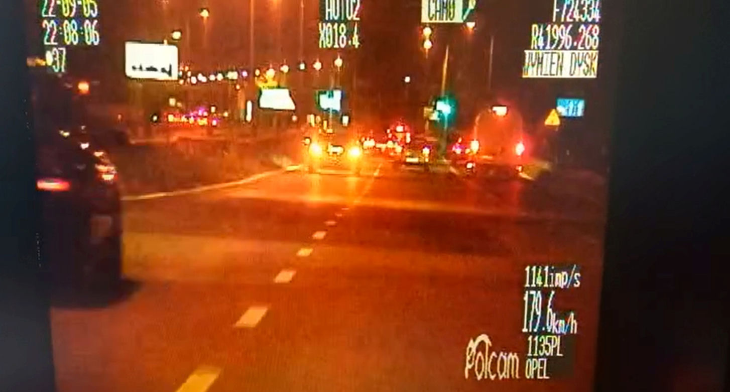 Raszyn. Pędził bez uprawnień 167 km/h w terenie zabudowanym. Policyjny pościg za 21-latkiem