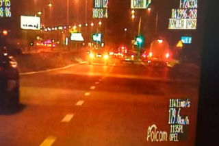 167 km/h w terenie zabudowanym pod Warszawą. 21-latek swój rajd zakończył na betonowym ogrodzeniu