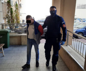 Horror w taksówce. Chwycił kierowcę za włosy i przystawił mu nóż do gardła
