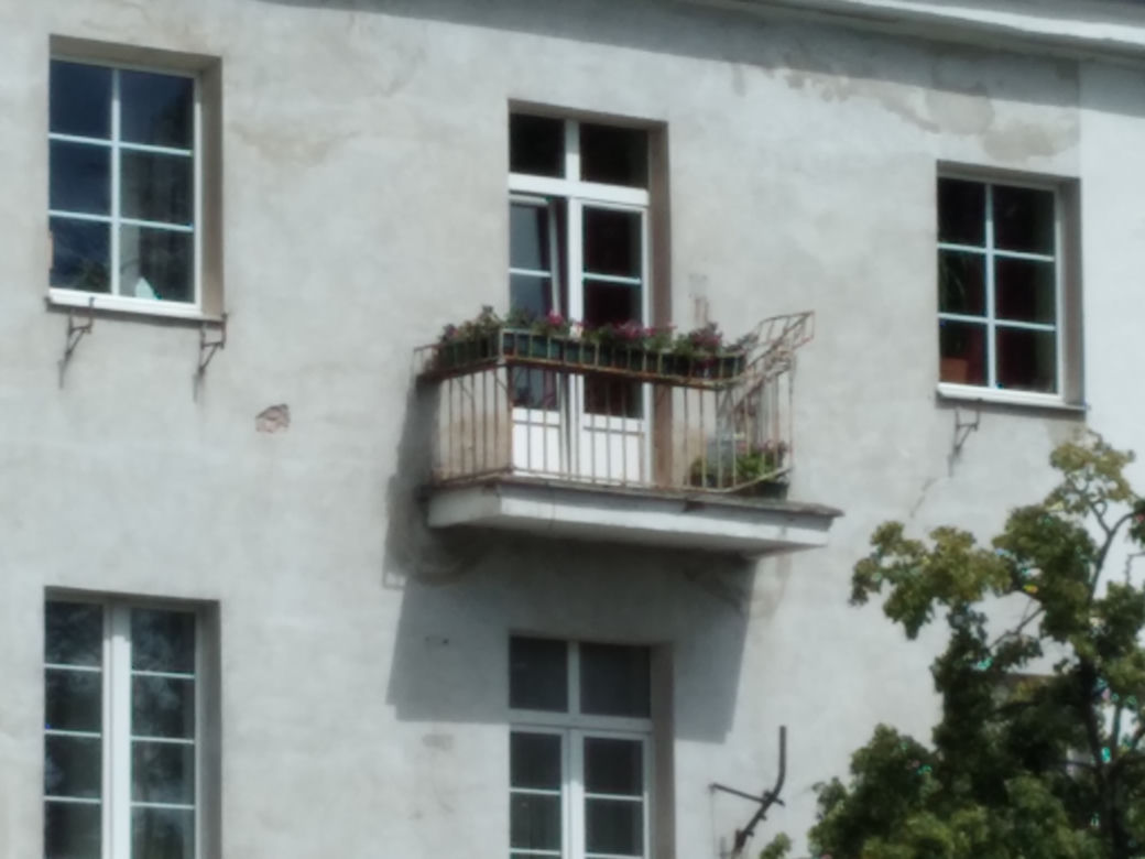 Zdeformowana balustrada balkonu przy Powsińskiej