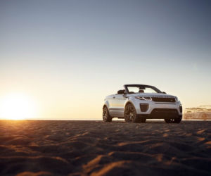 Dzieczyna Bonda Naomie Harris pozuje z Range Roverem Evoque kabrio