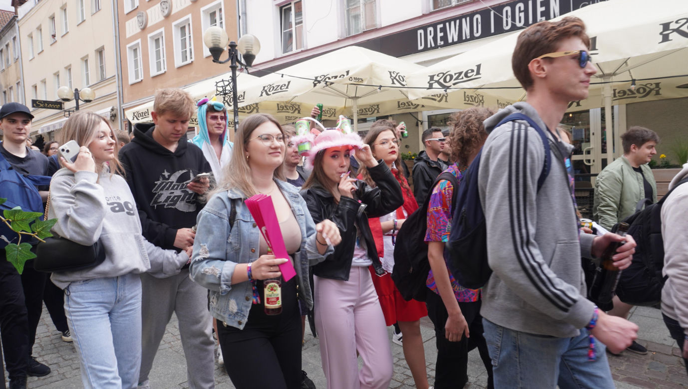 Kortowiada 2024. Parada Wydziałów przeszła ulicami miasta. Studenci tłumnie wzięli udział w imprezie