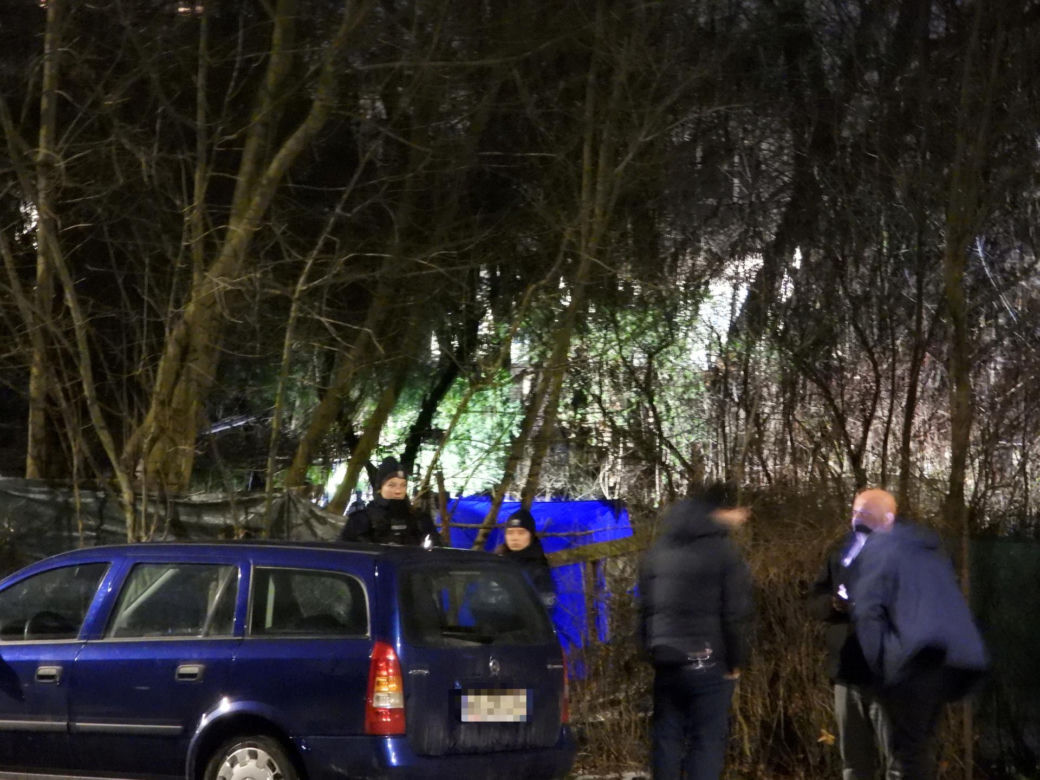 Kryminalni i technicy w białych kombinezonach na Mokotowie. Co się stalo?