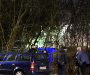 Kryminalni i technicy w białych kombinezonach na Mokotowie. Co się stalo?