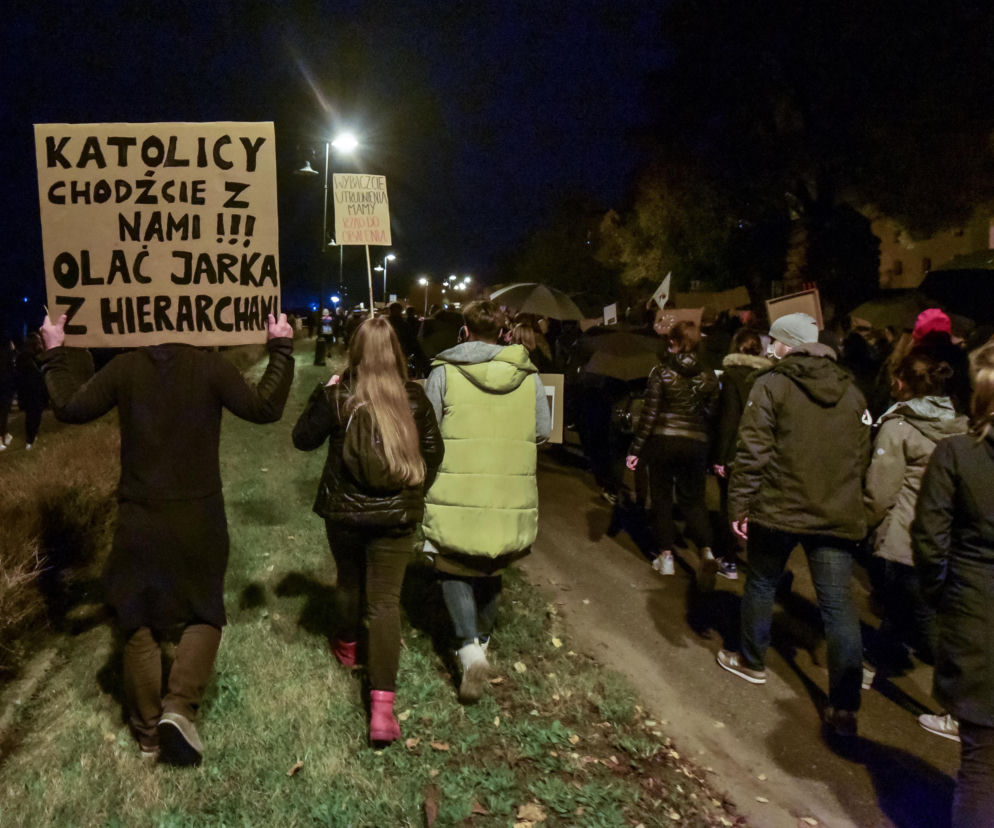 Strajk kobiet w Toruniu. Tańce, straż pod kościołem i wiele więcej - środa (28.10.2020)
