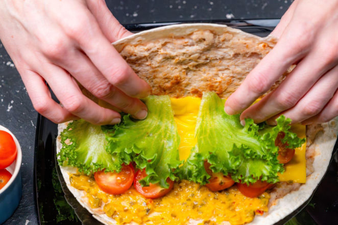 Tortilla zapiekana z serem i kurczakiem – chrupiąca z wierzchu, ciągnąca w środku