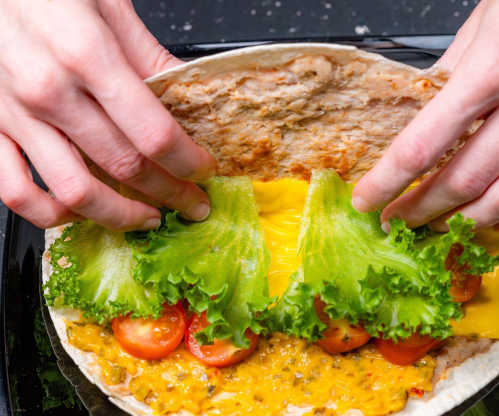 Tortilla zapiekana z serem i kurczakiem – chrupiąca z wierzchu, ciągnąca w środku