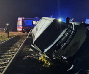 Zderzenie busa i pociągu pod Poznaniem. Są ranni!