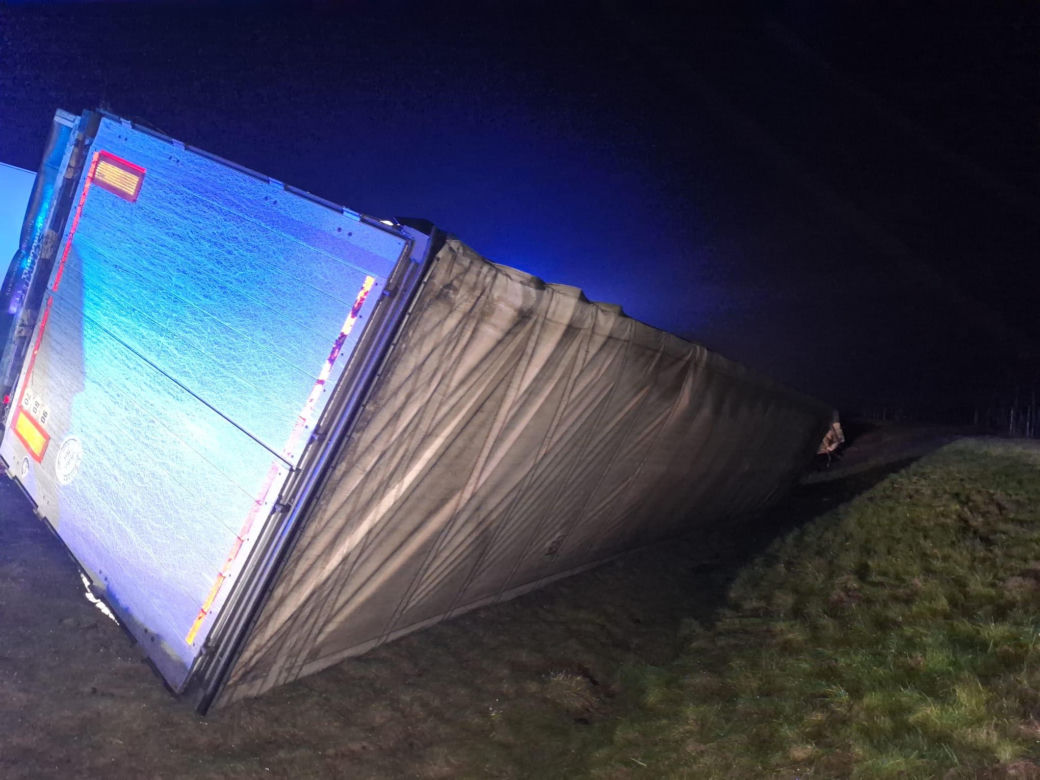 Wypadek na S5 koło Leszna. Ciężarówka z tytoniem wpadła do rowu
