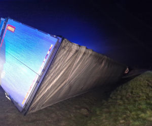 Wypadek na S5 koło Leszna. Ciężarówka z tytoniem wpadła do rowu