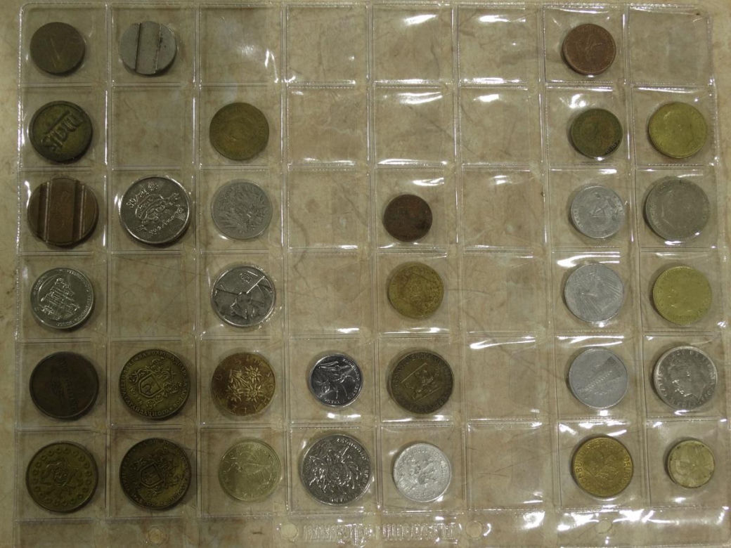Przedmioty kolekcjonerskie zatrzymane na granicy. Monety, banknoty i odznaczenia przewożone nielegalnie. 