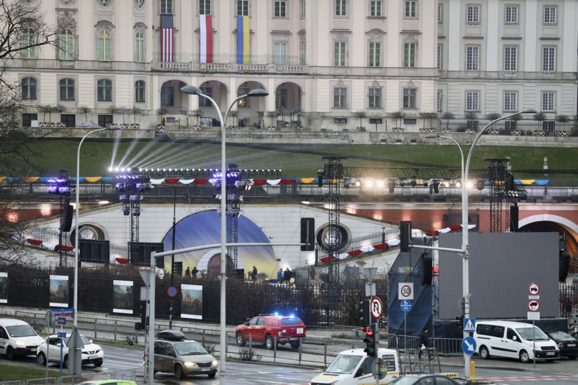 Przygotowania do wystąpienia Joe Bidena w Warszawie