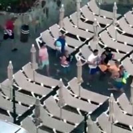 Bieg i bitwa turystów o leżaki nad basenem hitem sieci [VIDEO] 