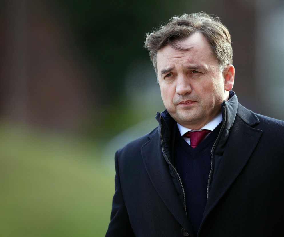 Zbigniew Ziobro w ciemnym płaszczu i bordowym krawacie. O wykreśleniu jego partii z rejestru przeczytasz na SE Superbiz.