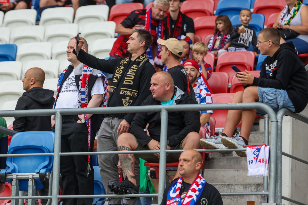 Sportowe emocje na trybunach podczas meczu Górnik Zabrze - Piast Gliwice