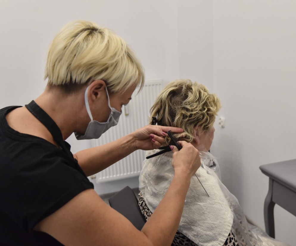 Pani Ania w końcu mogła otworzyć salon fryzjerski w Toruniu. Klientka czekała miesiąc