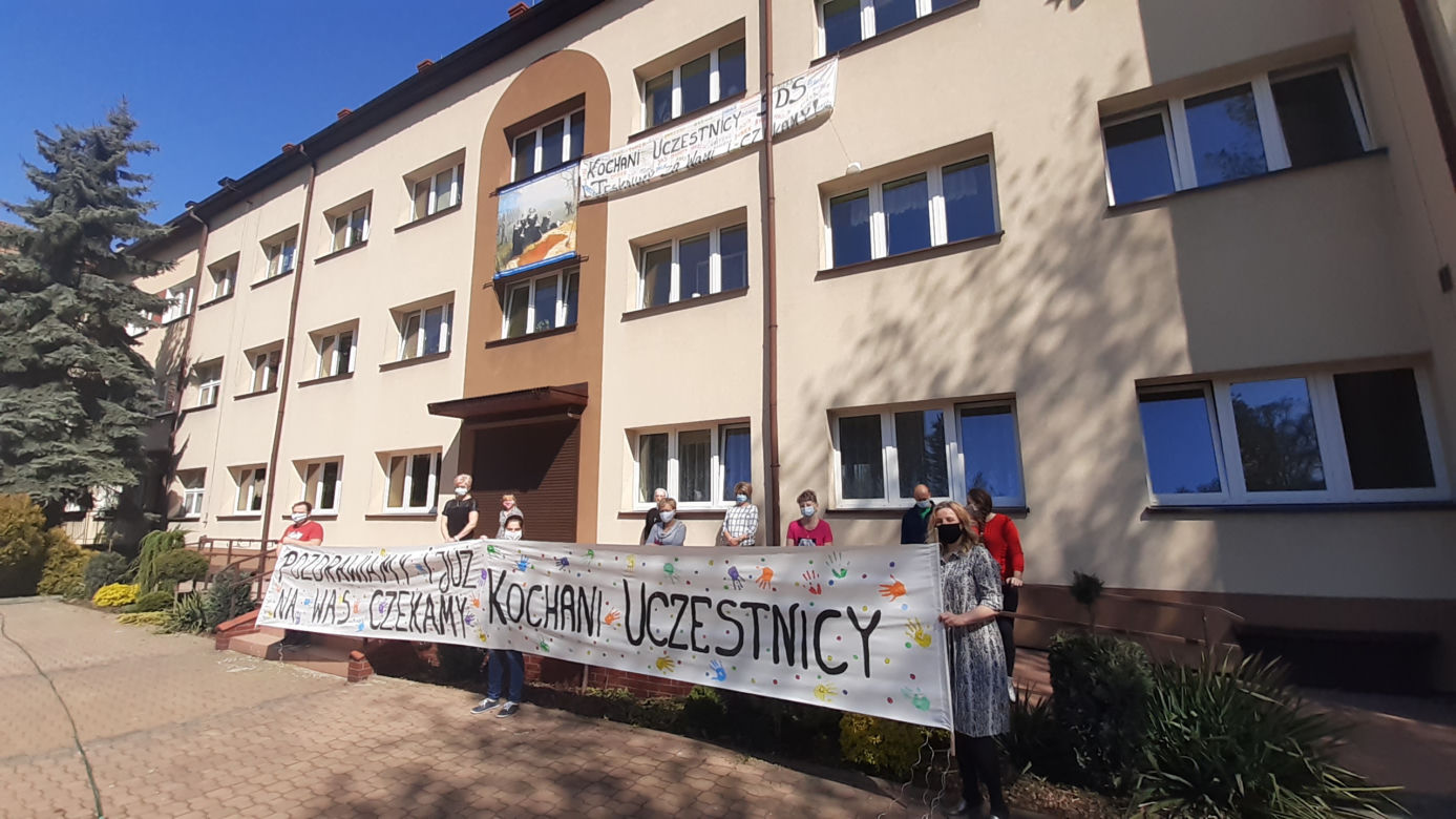 Na banerze można przeczytać: „Tęsknimy za Wami i czekamy” 