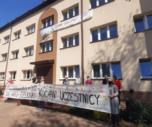 Na banerze można przeczytać: „Tęsknimy za Wami i czekamy” 