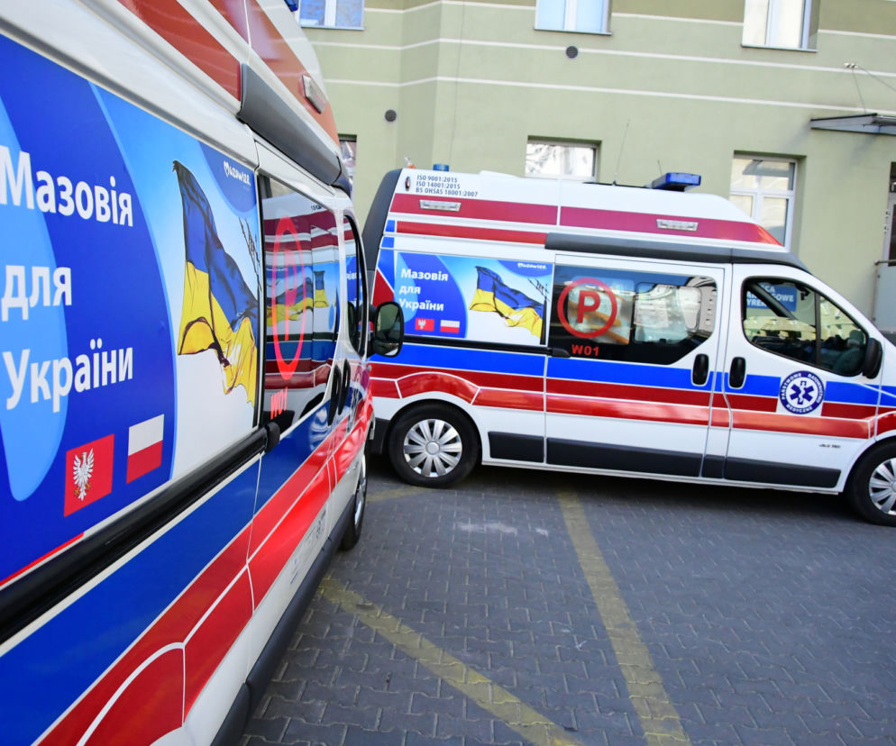 Mazowsze niesie pomoc wschodnim sąsiadom. 2 karetki dla Ukrainy i 100 tys. ciepłych posiłków dla uchodźców  zdjęcie otwierające