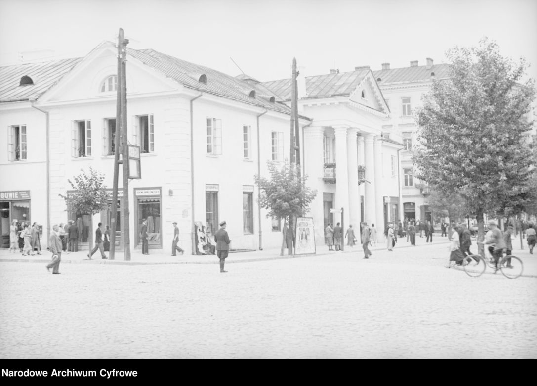 Mieszkańcy miasta na ulicy. 1936 rok